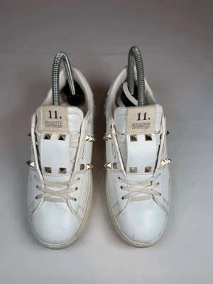 Valentino open - Säljer nu dessa jättefina Valentino opens i mycket bra skick. Storlek 36 men passar 37 också, skriv för fler bilder/frågor