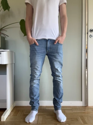 Ljusblå slim fit jeans Hansen & Jacob - Nypris 2199kr, slim fit, nypris 2199kr, 29/32