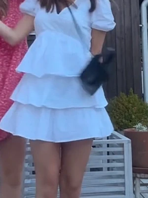 Vit volangklänning  - Säljer en söt vit kortklänning med flera volanger samt en v-ringning upptill. Väldigt söt och fin till sommaren🩷