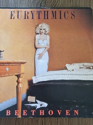 Eurythmics Beethoven vinylsingel - Säljer en vinylsingel med Eurythmics, låten 'Beethoven (I love to listen to)' på ena sidan och 'Heaven' på andra. Omslaget har en konstnärlig bild med retrostil och tydlig 80-talskänsla. Perfekt för dig som gillar samlarobjekt och musik från 80-talet.