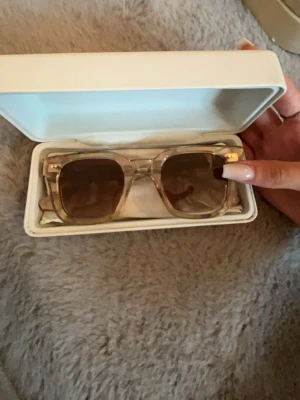 Beige solglasögon från CHIMI - Snygga solglasögon från CHIMI med transparent beige båge och bruna fyrkantiga glas. Kommer i originalfodral. Perfekta för dig som vill ha en stilren och trendig accessoar till sommaren❤️