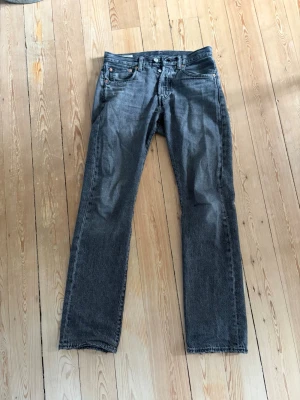 Levis 501 svarta Jeans  - Säljer dessa då dem inte passar längre. Storlek W28 L32. 10/10 skick och sitter perfekt. Skickar samma dag eller dagen efter. 