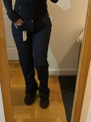Mörkblå raka jeans Icon S-Lager 157 - Säljer ett par mörkblå jeans modellen Icon i rak modell. Aldrig använt, prislapp på 