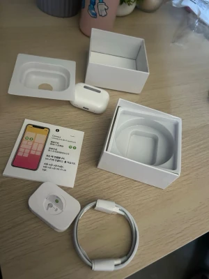 Apple AirPods med laddningsetui - AirPods Pro helt nya aldrig använda plast på, pris kan diskuteras skriv privat