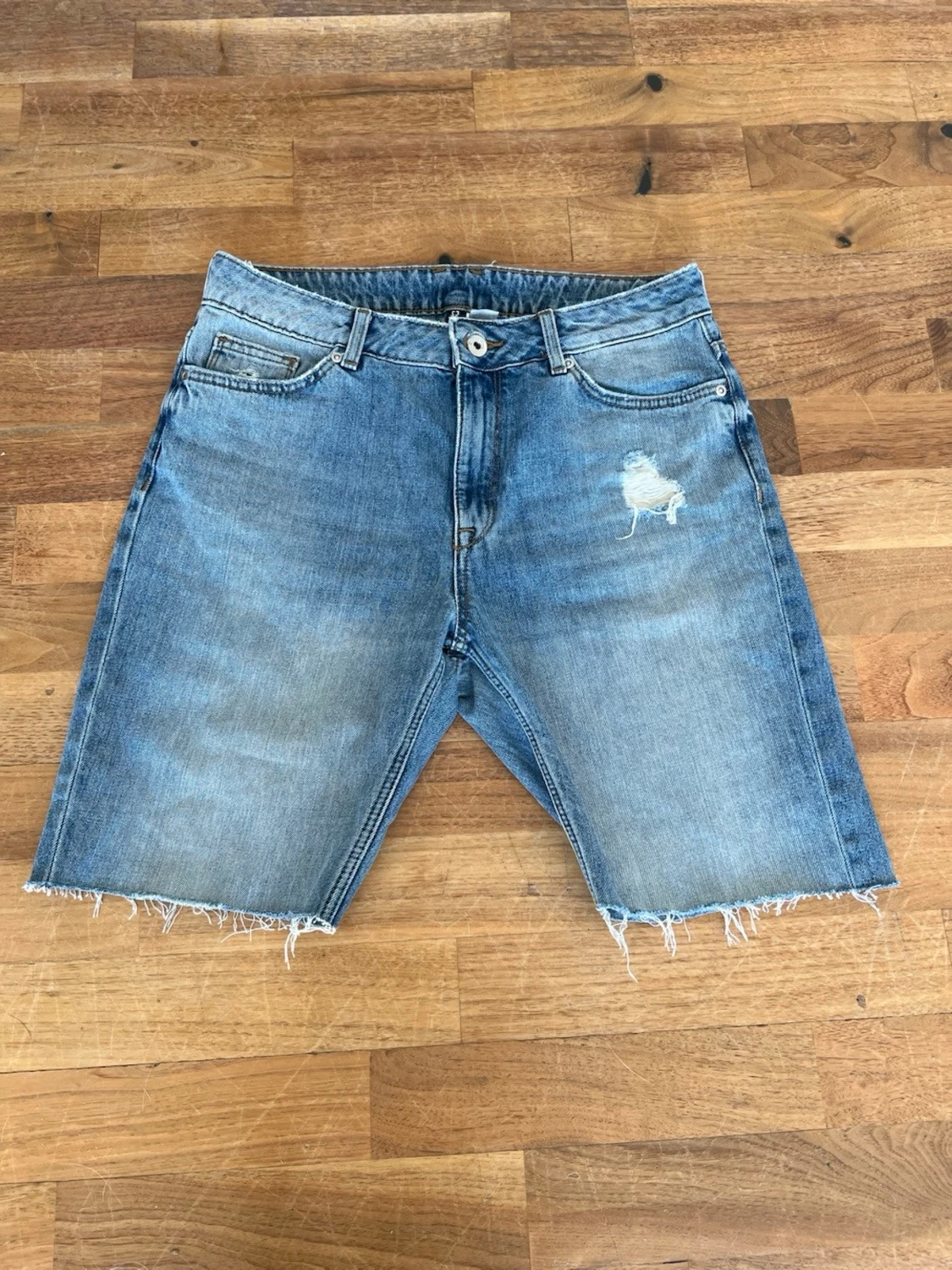 Blå jeansshorts med rå kant