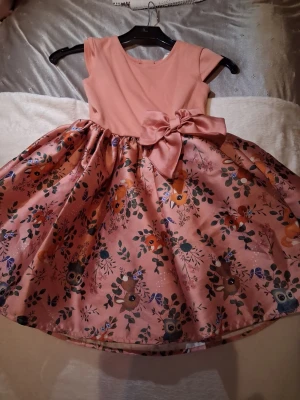 Gullig klänning till barn - Vacker och söt klänning till barn. Storlek 110-116.