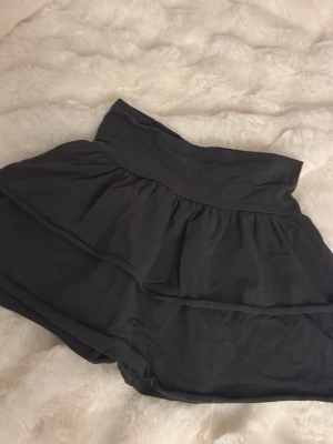 Svart/grå kjol🩶🖤 - Har använt denna ungefär 2 gånger🤷‍♀️ så det är mycket bättre om den kommer till någon som faktiskt använder den💕 perfekt kjol till sommaren☀️