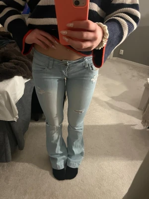 Ljusblåa Jeans - Super snygga ljusblåa jeans! Lite osäker på märke! Innerben ca 80-82cm och midja ca 34/36cm