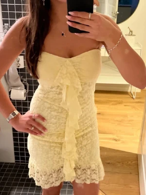 ljusgul klänning  - jättesöt ljusgul klänning från gina tricot💛perfekt till sommaren! storlek xs/s