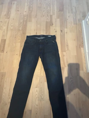Replay jeans  storlek m herr  - Snygga mörkblå slim fit jeans från replay  klassisk femficksdesign och dragkedjegylf. Jeansen har en smal passform och är tillverkade i stretchigt denimtyg för extra komfort. Perfekta till en avslappnad och trendig look.