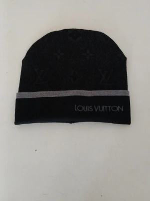 Svart mössa monogram  - Svart mössa 