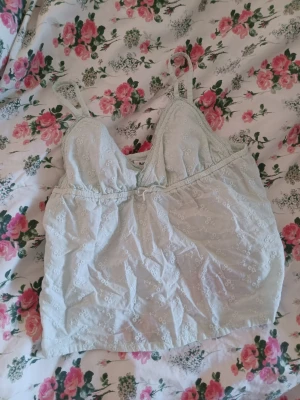 Topp från gina - Söt pastel mint topp med tunna axelband och broderade blommor. Perfekt till sommaren och matchande shorts finns att köpa! 30 kr eller båda för 50 kr.❤️❤️
