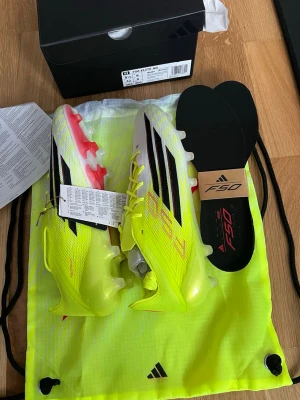 Adidas f50 elite ag - Adidas f50 elite ag "born for goals" i färgen Team Solar Yellow 2 / Core Black / Lucid Red. Nya kollektionen, storlek 42. Helt nya, inte ens provade. Tags kvar, kommer i originalkartong med tillhörande skopåse och extra sulor. Nypris 3099:-