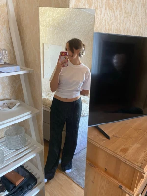 Lowwaist randiga kostymbyxor  - Svarta lowwaist kostymbyxor med vita ränder, från märket mexx. Ärvt av mamma men för stora för mig, därav säljer jag de. I storlek 44