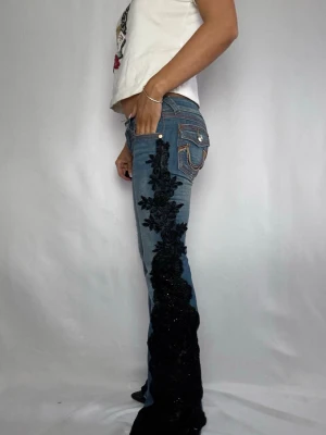 True religion jeans med spets  - Premium True religion  Midjemått 76 Innerbenslängd 78 Storlek 27/34  Rekommenderas handtvätt! Jag är 166 och jag har 6 cm klackar på bilden