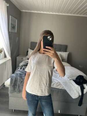 Vit basic t-shirt med paljetter på axeln  - En enkel vit t-shirt med normal passform och korta ärmar. Finns paljetter på axlarna 💞