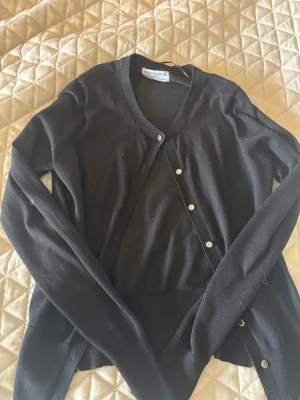 Svart kofta från Lindex  - Säljer denna svarta, fina koftan från Lindex då den inte kommer till användning längre. Den är i väldigt bra skick och inga defekter. Pris kan diskuteras. Inte säker på storlek men passar mig som har storlek xs.