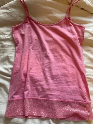 Rosa linne  - Rosa linne med paljetter nedtill. Är min mormors gamla så vet inte storlek men skulle gissa på M💞