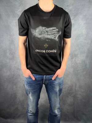 Jacob Cohën T-Shirt - Skick: 9,5/10. | Ingår: endast T-shirten. | Nypris: +- 2500 SEK. | Modellen är 176cm och väger 70kg.