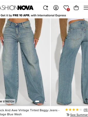 Baggy jeans från Fashion Nova - Baggy jeans i ljusblå denim från Fashion Nova med vintage tvätt. Jeansen har hög midja, vida ben och klassisk femficksdesign. Perfekta för en avslappnad och trendig look.