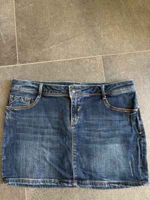 Blå jeanskjol med fickor - Snygg blå jeanskjol