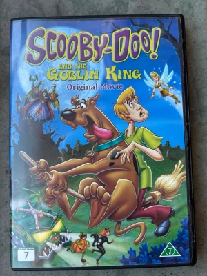 Scooby doo and the goblin king dvd - Originalfilm med Scooby-Doo! och Shaggy i huvudrollerna. Textning finns på svenska, danska, norska, finska och engelska. Speltid: 77 minuter. Rekommenderad ålder: 7 år.  Finns på språk: Svenska, Engelska, Danska, Finska, Norska   OBS!! skivorna är begagnade så det kan förekomma repor/hairlines på skivorna, men då jag kollar igenom alla filmer jag säljer garanterar jag att alla funkar felfritt om inget annat står! :)