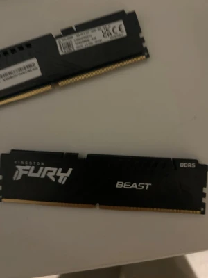 Kingston Fury Beast DDR5 RAM 16GB (2x8GB) - Kingston Fury Beast DDR5 16GB (2x8GB)  Säljer 16GB DDR5 RAM (2x8GB) från Kingston Fury Beast.  Fungerar som det ska och är i bra skick. Suttit i en gamingdator i cirka 2 år.  • DDR5 • 16GB (2x8GB) • 4800 MHz  💰 Pris: 1500 kr (kan diskuteras)  Skicka meddelande vid intresse (endast upphämtning som gäller)