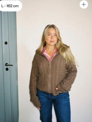 Brun kabelstickad ziptröja från djerf avenue - Säljer en brun kabelstickad tröja tröja med zip från djerf avenue.