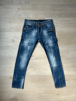 Blåa Dsquared2 Jeans Slim Fit W28 - Fina Dsquared2 Jeans i blå färg. Jeansen är i mycket bra skick och sparsamt använda. |  Äkta som allt annat jag säljer! ✅ |  Storlek: W28 | Skick: Mycket Bra Skick | Färg: Blå | Märke: Dsquared2 | Modell: Jeans |  Hör gärna av dig vid frågor så svarar jag så fort jag kan! 😁|   (Sku - 74)