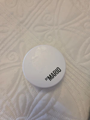 Makeup By Mario - SurrealSkin Setting Powder - Säljer ett By Mario SurrealSkin Soft Blur Setting Powder i färgen 3 Neutral Peach. Puderet kommer i en rund, vit dosa med svart text och innehåller 15 g. Perfekt för att fixera smink och ge en mjuk, suddad finish. Endast testad.