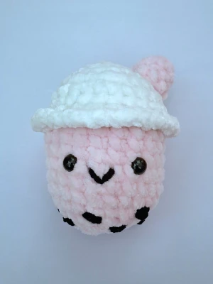 Virkad rosa bubble tea plushie med nyckelring - Handgjord plushie som föreställer en rosa bubble tea med nyckelring. Den har även sitt egna namn som sitter på produkten vid köp. Produkten är lite större i storlek som nyckelring men blir en söt detalj på väskan eller nycklar. Färgerna på bilden kan vara lite annorlunda i verkligheten. Eftersom produkten innehåller säkerhetsögon rekommenderas den inte för barn under 3 år. 