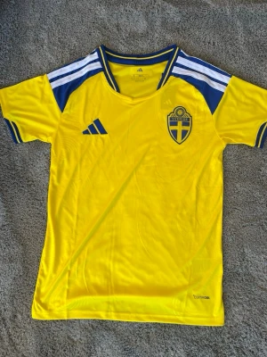 Svensk landslagströja 2026/2027 storlek S - Bra skick, storlek S, hör av er ifall ni vill ha något nummer/namn på baksidan.