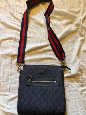 Axelväska - Axelväska, fickan inuti är inte helt hel. 