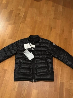 Moncler Acorus med kvitto- stl 2, S-M - Säljer en Moncler Acorus med kvitto
