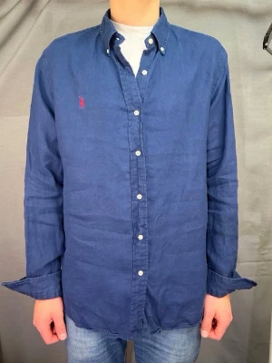 Ralph lauren skjorta L - Säljer denna sjukt snygga ralph lauren skjortan perfekt för sommaren! Den är size L. Modellen är 180cm. Skjortan kan passa upp till 190! Skick 8/10 inga hål eller skador. Nypris ca 1599kr. Hör av dig vid minsta fundering! 🤩📦