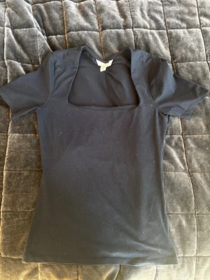 Marin blå topp  - Snygg marin blå topp från H&M.