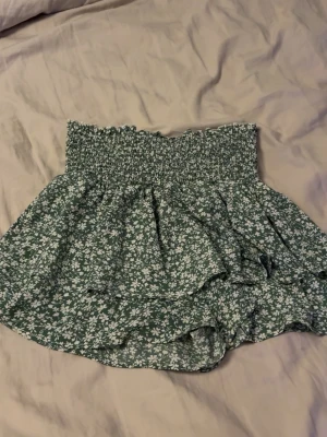 Grön blommig volangkjol - Supersöt grön kjol med vita små blommor och volangdetaljer från shein 💚 resår band!