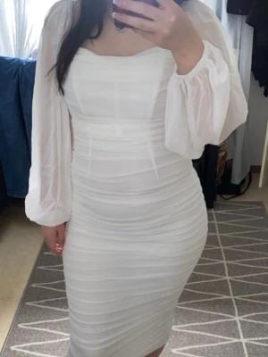 Student klänning- helt ny  - Klänning från Thatssofetch, helt ny med prislapp på. Köptes inför studenten, säljer pga fel storlek. Inköpspris: 630kr Storlek XS💗