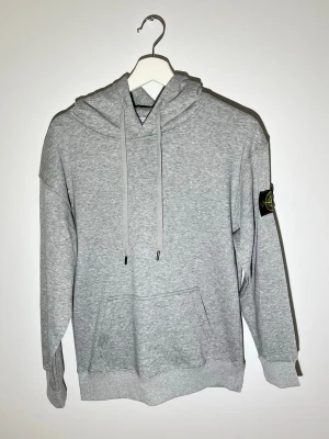 Stone island Hoodie - Säljer en ljusgrå Stone Island Hoodie i storlek: M. Den passar en person från 175-85