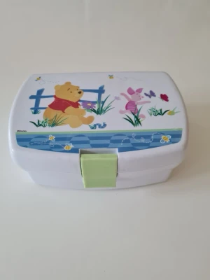 Lunchlåda med Nalle Puh Disney - I mycket bra skick utan skador.