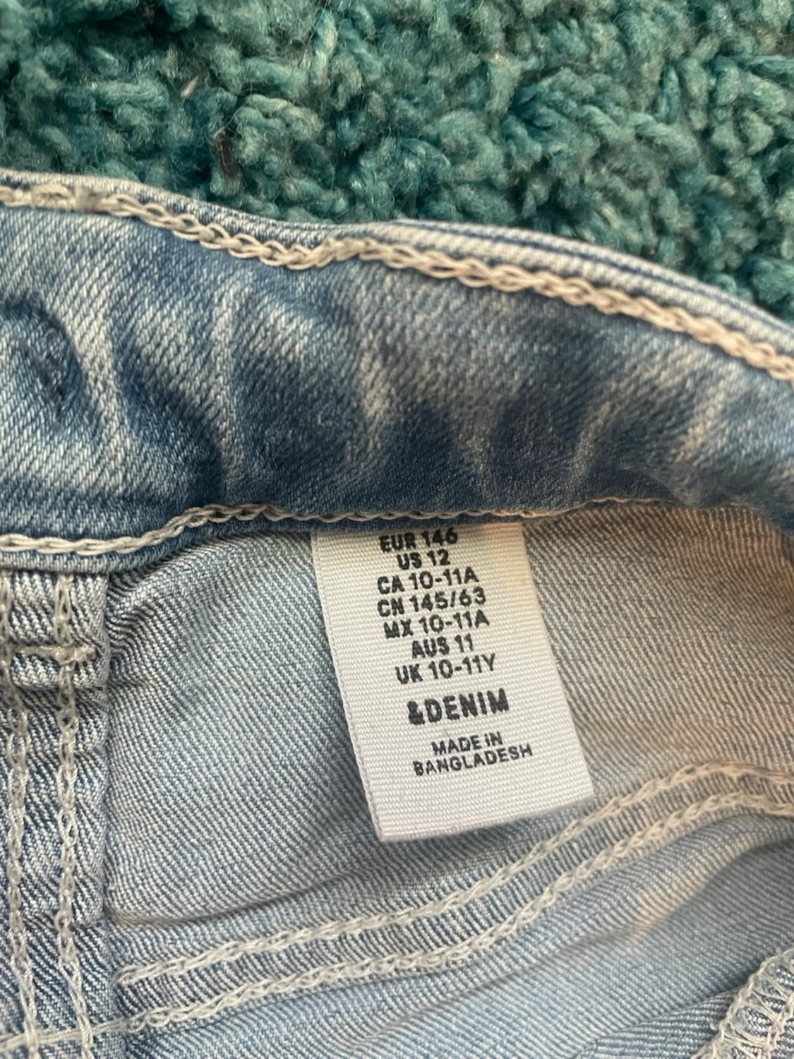 Jeansshorts i svart och ljusblå - 4