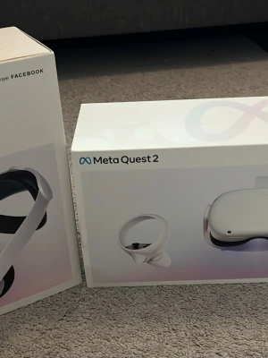 Meta Quest 2 VR-glasögon med kontroller - Jag säljer en mera quest 2 + quest 2 elite head strap som är i bra kondition det finns inget som är trasigt och allt funkar utmärkt. 