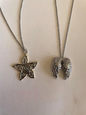 2 halsband  - Jag och dottern gör halsband och säljer nu här nån/några av favoriterna  .  Halsband är rostfritt stål 50cm, berlock är zinklegering . Priserna är fasta 