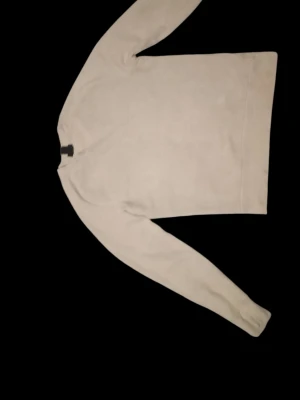 Beige stickad tröja i S - En enkel och stilren beige stickad tröja med rund hals och långa ärmar. Perfekt basplagg till garderoben och lätt att matcha med olika outfits. Tröjan har en mjuk struktur och ribbade muddar vid ärmslut och nederkant.