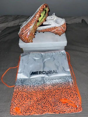 Nike Mecurial elite  - Säljer nu dessa feta Mecurial leopard elite dojorna. Har använt 2 träningar 1 match så i princip nya👑 Har box och påse så det kan inte bli bättre🫡 hör av er vid minsta fråga 🙋 KOM IHÅG! Dessa skor säljs nypris för 3300 kr. MITT PRIS 1599😆där dom är i princip nya, så passa på.