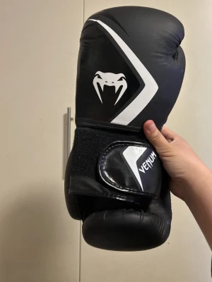 VENUM boxningshandskar - Boxningshandskar i nyskick Storlek 14 oz, (unisex) Pris kan diskuteras vid snabb affär!