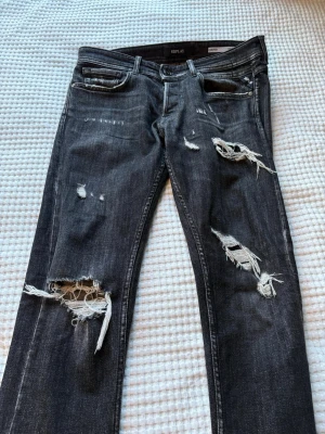 Replay svarta slitna jeans - Replay jeans svarta med slitningar finns inte köpa längre , köpta för 2200 på jeansbolaget!