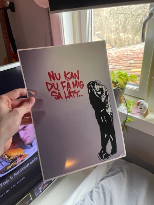 Håkan Hellström poster - Säljer en poster med motiv av två personer som kramas och texten 'Nu kan du få mig så lätt...' i rött. Trycket är svartvitt med röd text på vit bakgrund. Perfekt som dekoration till rummet eller att ge bort som present. Materialet är glansigt papper.