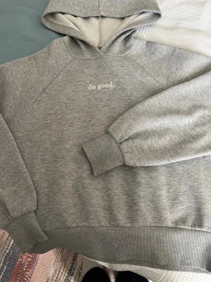 Grå hoodie från Gina Tricot XS - Säljer en ljusgrå hoodie från Gina Tricot i storlek XS. Hoodien har mjukt material, ribbade muddar vid ärmsluten och klassisk passform. Perfekt för dig som gillar en enkel och stilren look.