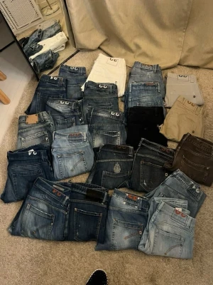 Dondup Jeans bulk - Dondup Jeans bulk 20 st DONDUP 1 st DSQUARED  9/10 Mycket gott skick totalt! Priset kan förhandlas!  Du kan köpa 5 st, 10 st och 20 st i bulk! Tveka inte att kontakta oss vid frågor eller funderingar!